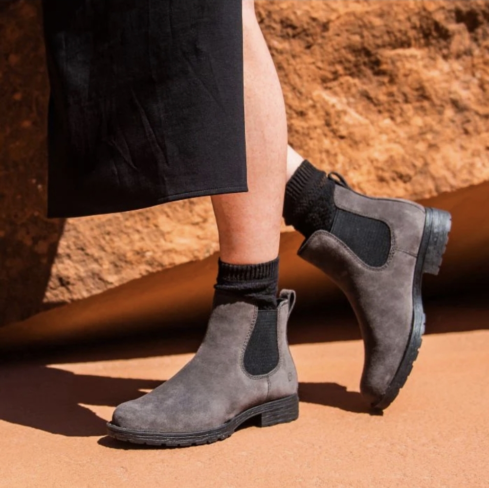 Born Cove Chelsea women's 7 Sueded Gray Distressed Leather Pull On Ankle Boots